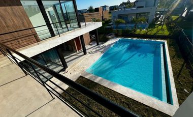 CASA EN VENTA 4 AMB - C/ PILETA - LAGOS DE CANNING