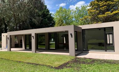 Casa en venta - 3 Dormitorios 4 Baños - 2.715Mts2 - Santa Clara del Mar