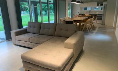 Casa en venta - 3 Dormitorios 4 Baños - 2.715Mts2 - Santa Clara del Mar