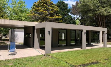 Casa en venta - 3 Dormitorios 4 Baños - 2.715Mts2 - Santa Clara del Mar