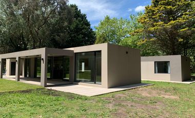 Casa en venta - 3 Dormitorios 4 Baños - 2.715Mts2 - Santa Clara del Mar