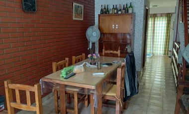 TRIPLEX EN VENTA DE 4 AMBIENTES SANTA FE  164 CON COCHERA (MAR DE AJO)
