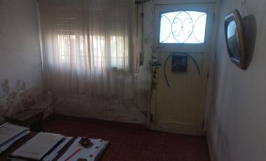 Casa en venta - 2 Dormitorios 1 Baño - Cochera - 208Mts2 - Ingeniero Budge, Banfield