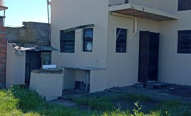 Casa en venta - 3 Dormitorios 2 Baños - 450Mts2 - Santa Clara del Mar