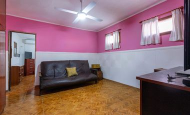 VENTA/PERMUTA - Casas de 3 dormitorios con cochera. Villa Gobernador Gálvez.