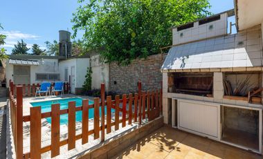 VENTA/PERMUTA - Casas de 3 dormitorios con cochera. Villa Gobernador Gálvez.