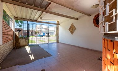 VENTA/PERMUTA - Casas de 3 dormitorios con cochera. Villa Gobernador Gálvez.