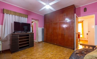 VENTA/PERMUTA - Casas de 3 dormitorios con cochera. Villa Gobernador Gálvez.