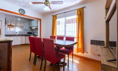 VENTA/PERMUTA - Casas de 3 dormitorios con cochera. Villa Gobernador Gálvez.
