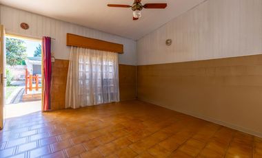 VENTA/PERMUTA - Casas de 3 dormitorios con cochera. Villa Gobernador Gálvez.