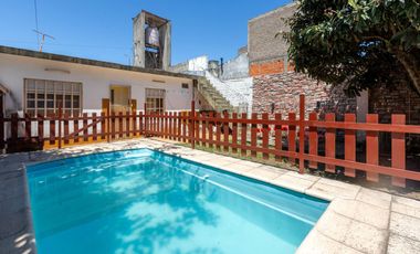 VENTA/PERMUTA - Casas de 3 dormitorios con cochera. Villa Gobernador Gálvez.