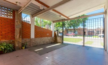 VENTA/PERMUTA - Casas de 3 dormitorios con cochera. Villa Gobernador Gálvez.