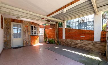VENTA/PERMUTA - Casas de 3 dormitorios con cochera. Villa Gobernador Gálvez.