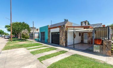 VENTA/PERMUTA - Casas de 3 dormitorios con cochera. Villa Gobernador Gálvez.