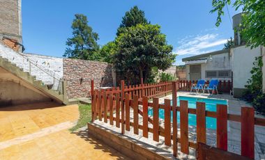 VENTA/PERMUTA - Casas de 3 dormitorios con cochera. Villa Gobernador Gálvez.