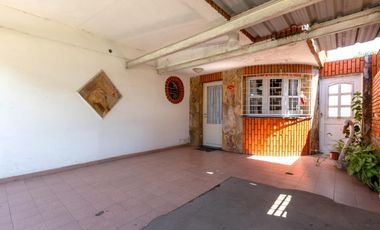 VENTA/PERMUTA - Casas de 3 dormitorios con cochera. Villa Gobernador Gálvez.