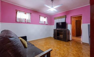 VENTA/PERMUTA - Casas de 3 dormitorios con cochera. Villa Gobernador Gálvez.