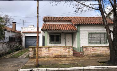 Chalet con garaje para 5 autos - 2 cuadras estacion  - 3 dormiotorios - Apto 2 familias