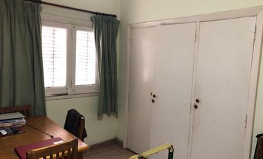 Chalet con garaje para 5 autos - 2 cuadras estacion  - 3 dormiotorios - Apto 2 familias