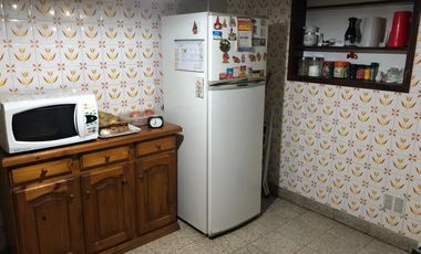 Chalet con garaje para 5 autos - 2 cuadras estacion  - 3 dormiotorios - Apto 2 familias