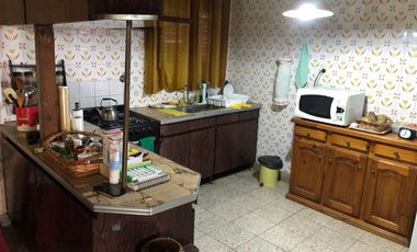 Chalet con garaje para 5 autos - 2 cuadras estacion  - 3 dormiotorios - Apto 2 familias