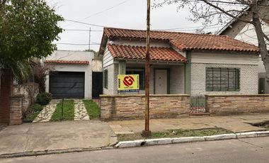 Chalet con garaje para 5 autos - 2 cuadras estacion  - 3 dormiotorios - Apto 2 familias