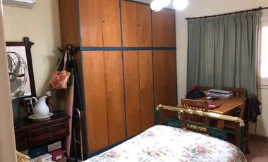 Chalet con garaje para 5 autos - 2 cuadras estacion  - 3 dormiotorios - Apto 2 familias