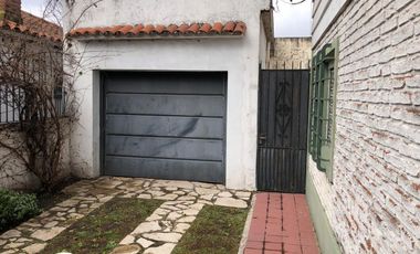Chalet con garaje para 5 autos - 2 cuadras estacion  - 3 dormiotorios - Apto 2 familias