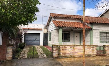 Chalet con garaje para 5 autos - 2 cuadras estacion  - 3 dormiotorios - Apto 2 familias