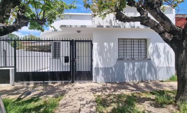 Casa modernizada en Quilmes Este