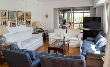 Departamento de 4 ambientes con dependencia de servicio y cochera en venta en Vicente Lopez