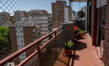 Departamento de 4 ambientes con dependencia de servicio y cochera en venta en Vicente Lopez