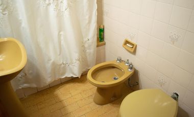 Departamento de 4 ambientes con dependencia de servicio y cochera en venta en Vicente Lopez