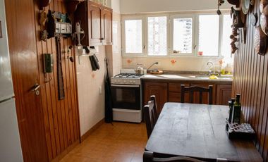 Departamento de 4 ambientes con dependencia de servicio y cochera en venta en Vicente Lopez