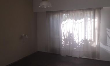 Casa en excelente ubicación en Luis Guillón!! Belgrano 1995