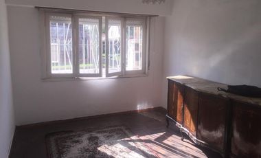 Casa en excelente ubicación en Luis Guillón!! Belgrano 1995