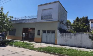 Casa en excelente ubicación en Luis Guillón!! Belgrano 1995