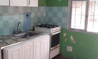 Casa en venta - 2 Dormitorios 1 Baño - 300Mts2 - Lomas de Zamora