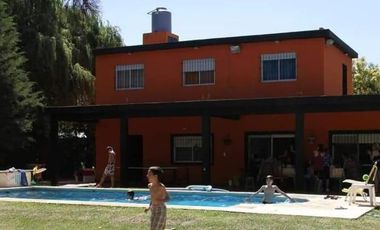 Casa de cuatro ambientes con Piscina en Barrio Privado Los Ombues, Florencio Varela a la Venta