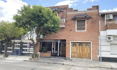 Casa 5 ambientes con patio, terraza y cochera - Acepta propiedad menor valor