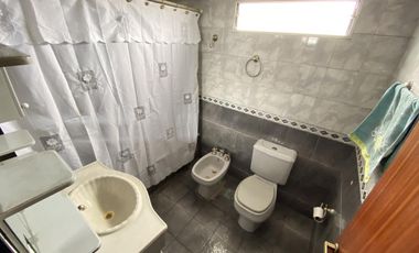 Casa 5 ambientes con patio, terraza y cochera - Acepta propiedad menor valor