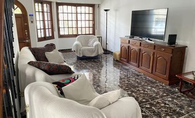 Casa 5 ambientes con patio, terraza y cochera - Acepta propiedad menor valor