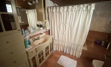 Casa 5 ambientes con patio, terraza y cochera - Acepta propiedad menor valor