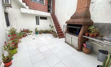 Casa 5 ambientes con patio, terraza y cochera - Acepta propiedad menor valor