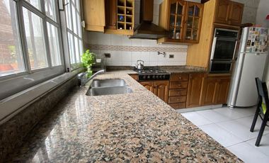 Casa 5 ambientes con patio, terraza y cochera - Acepta propiedad menor valor