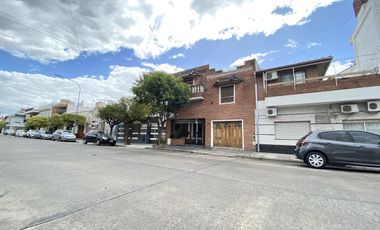 Casa 5 ambientes con patio, terraza y cochera - Acepta propiedad menor valor