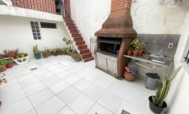 Casa 5 ambientes con patio, terraza y cochera - Acepta propiedad menor valor