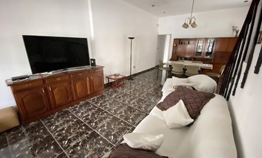 Casa 5 ambientes con patio, terraza y cochera - Acepta propiedad menor valor