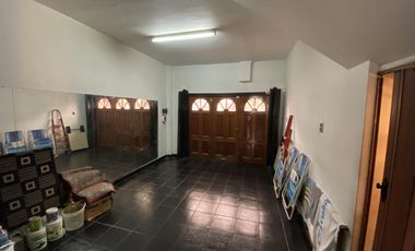 Casa 5 ambientes con patio, terraza y cochera - Acepta propiedad menor valor