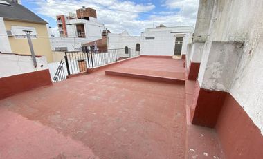 Casa 5 ambientes con patio, terraza y cochera - Acepta propiedad menor valor